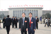 2008年3月17日14时20分辽宁省省长陈政高在人大会议期间与王春成合影