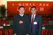 2008年3月7日14时43分辽宁省委书记张文岳在人大会议期间与王春成合影
